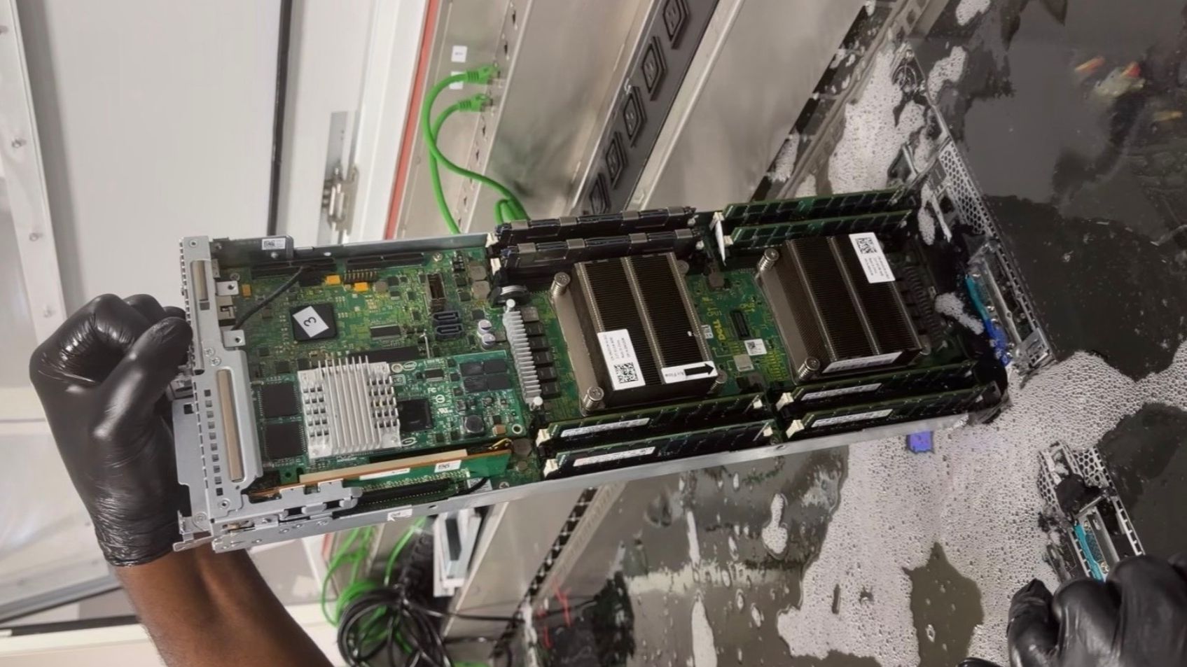 VOLTANEUM compute node in immersion cooling